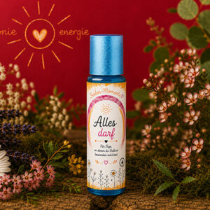 Aroma-Roll-on Alles Darf aus der Serie Seelen-Momente von Harmonie Energie, umgeben von getrockneten Kraeutern und Blueten
