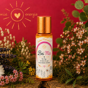 Aroma-Roll-on Bei Mir aus der Serie Seelen-Momente von Harmonie Energie, umgeben von getrockneten Kraeutern und Blueten