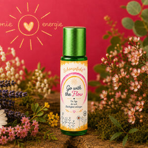 Aroma-Roll-on Go with the Flow aus der Beauty-Serie von Harmonie Energie, umgeben von getrockneten Kraeutern und Blueten
