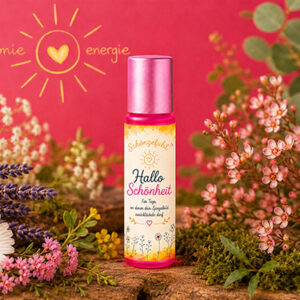 Aroma-Roll-on Hallo Schoenheit aus der Beauty-Serie von Harmonie Energie, umgeben von getrockneten Kraeutern und Blueten
