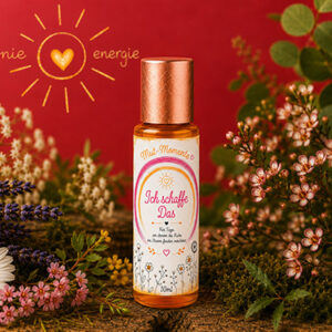 Aroma-Roll-on Ich schaffe das aus der Serie Mut-Momente von Harmonie Energie, umgeben von getrockneten Kraeutern und Blueten