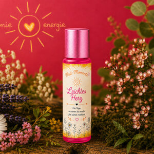 Aroma-Roll-on Leichtes Herz aus der Serie Mut-Momente von Harmonie Energie, umgeben von getrockneten Kraeutern und Blueten