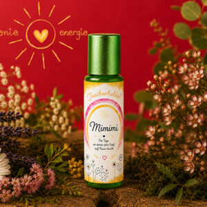 Aroma-Roll-on Mimimi aus der Serie Taschenhelden von Harmonie Energie, umgeben von getrockneten Kraeutern und Blueten