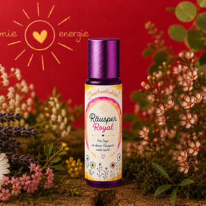 Aroma-Roll-on Raeusper Royal aus der Serie Taschenhelden von Harmonie Energie, umgeben von getrockneten Kraeutern und Blueten