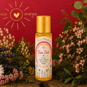 Aroma-Roll-on Trau Dich aus der Serie Mut-Momente von Harmonie Energie, umgeben von getrockneten Kraeutern und Blueten